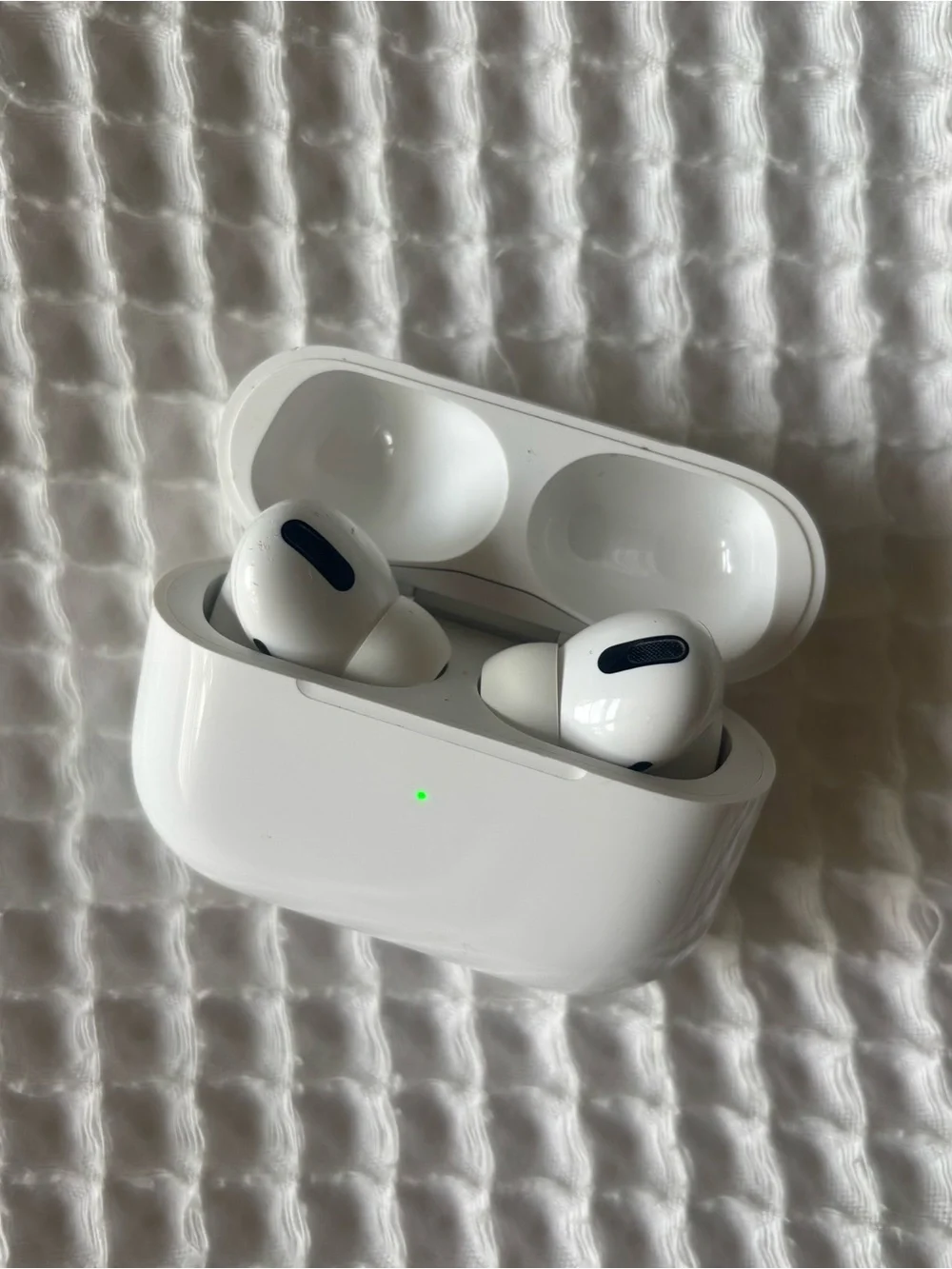 AirPods Pro (1st Gen) with MagSafe Charging Case